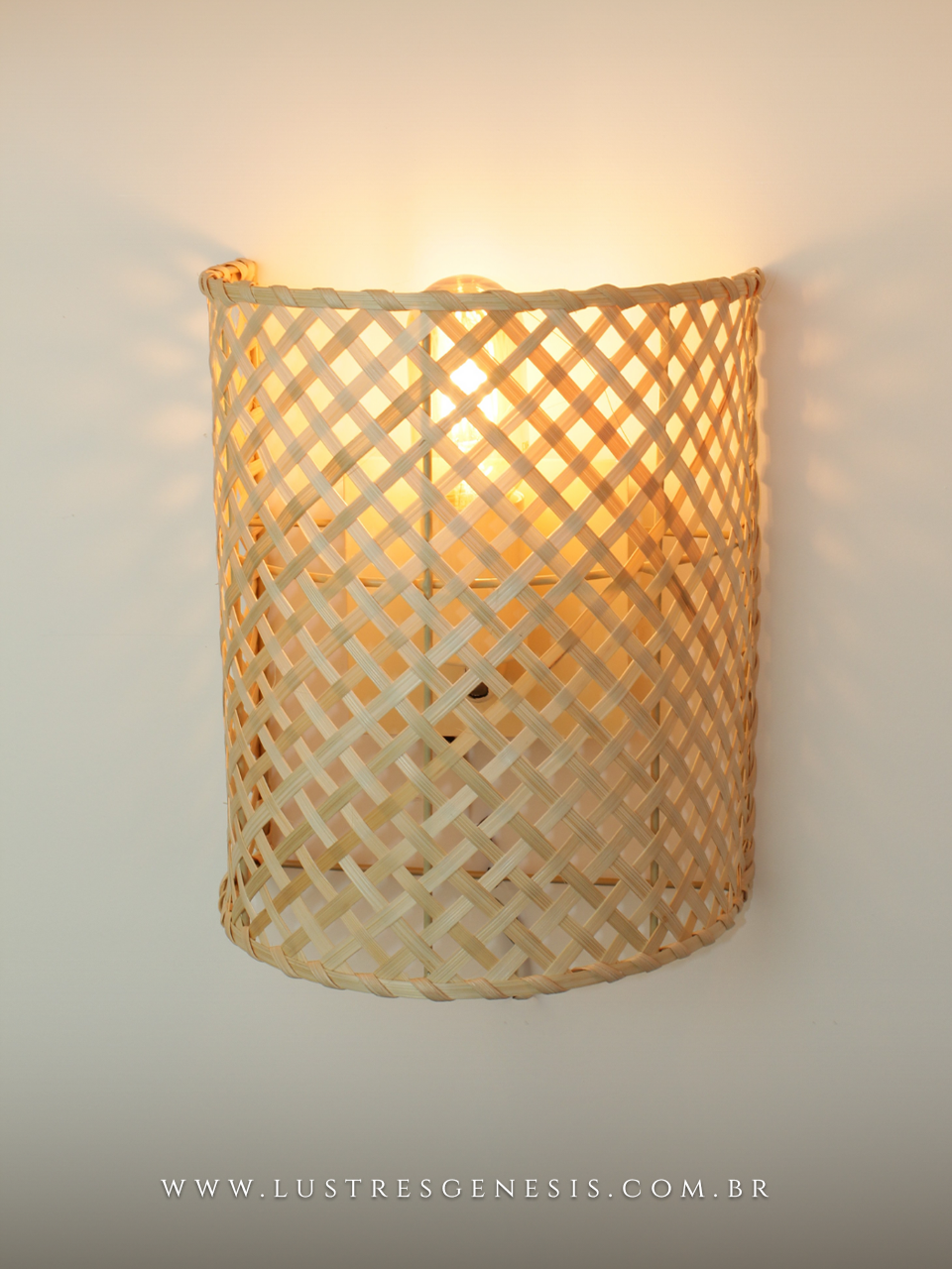 Arandela de fibra de bambu Samalona instalada na parede, iluminada, ideal para banheiros, cabeceira de cama e corredores.